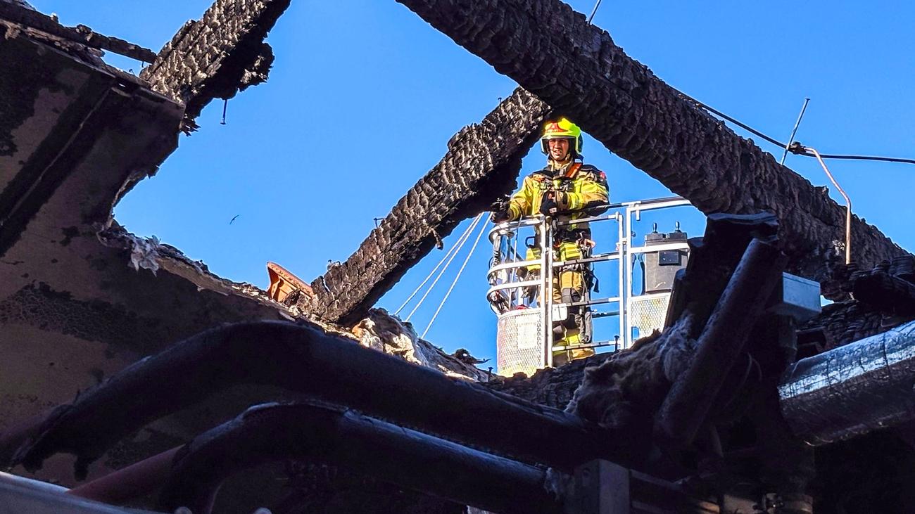 Brände: Notdach nach tödlichem Klinikbrand in Ludwigslust errichtet