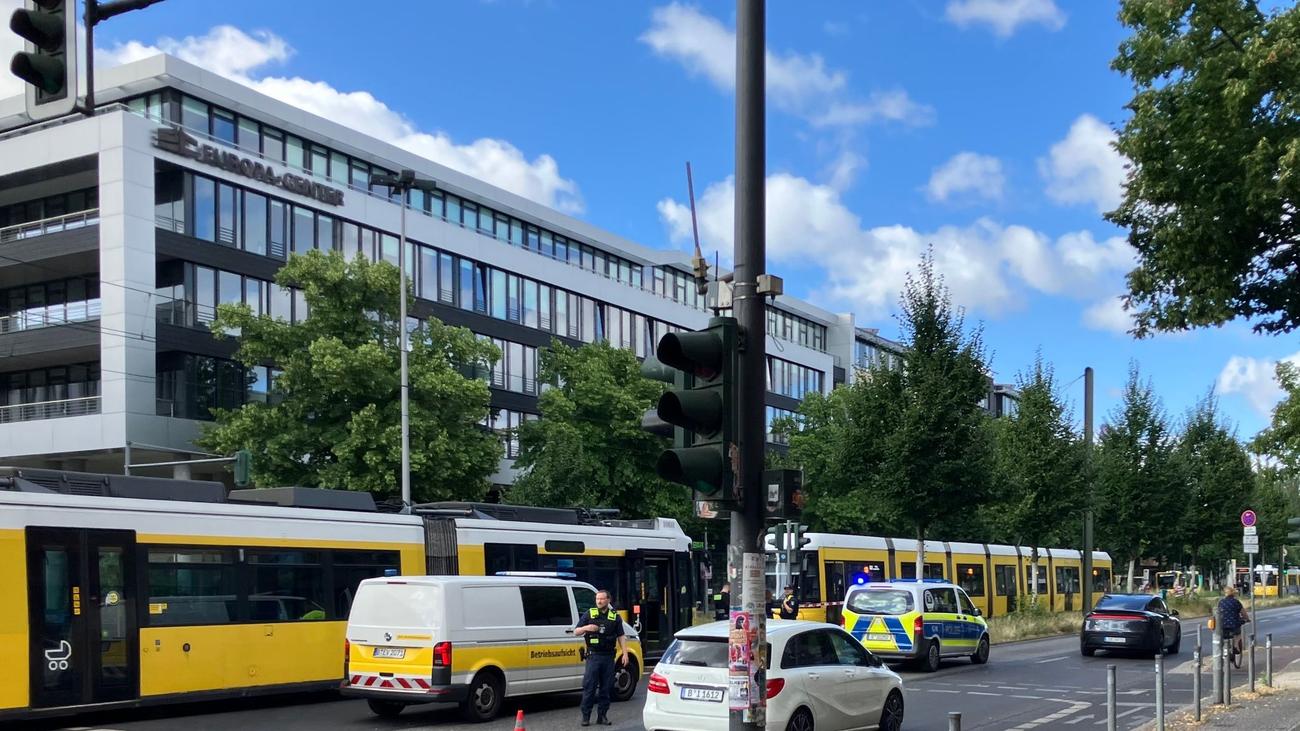 Verkehrsunfall: Radfahrer bei Unfall mit Tram in Adlershof schwer verletzt