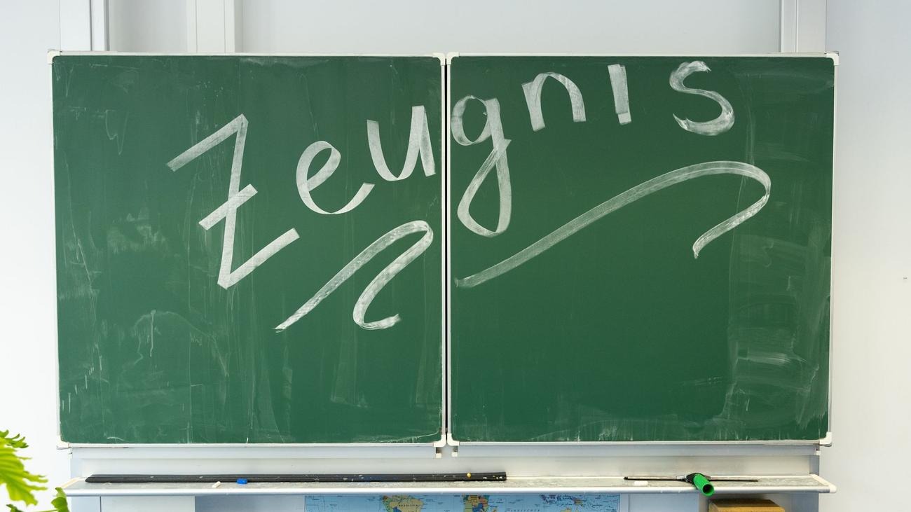 AfD Parteitag: Schon Schüler mit Zeugnissen auf Nachhauseweg
