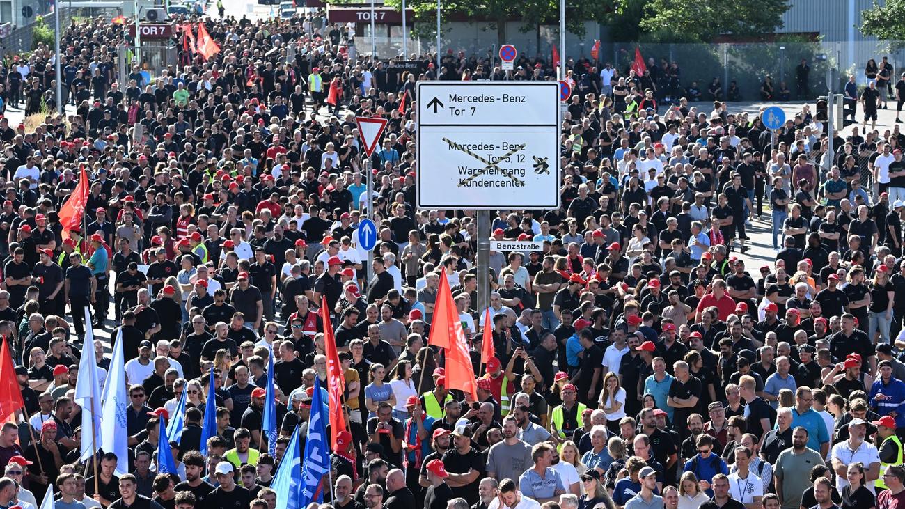 Kundgebung gegen Vorstand: Tausende protestieren gegen Sparkurs bei Mercedes-Benz
