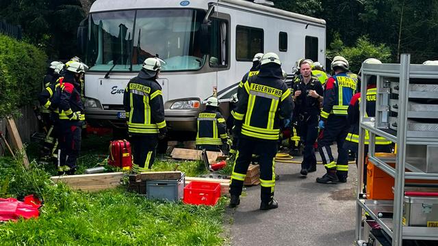 Bild: Feuerwehr-Einsatz: 59-Jähriger wird unter seinem Wohnmobil eingeklemmt