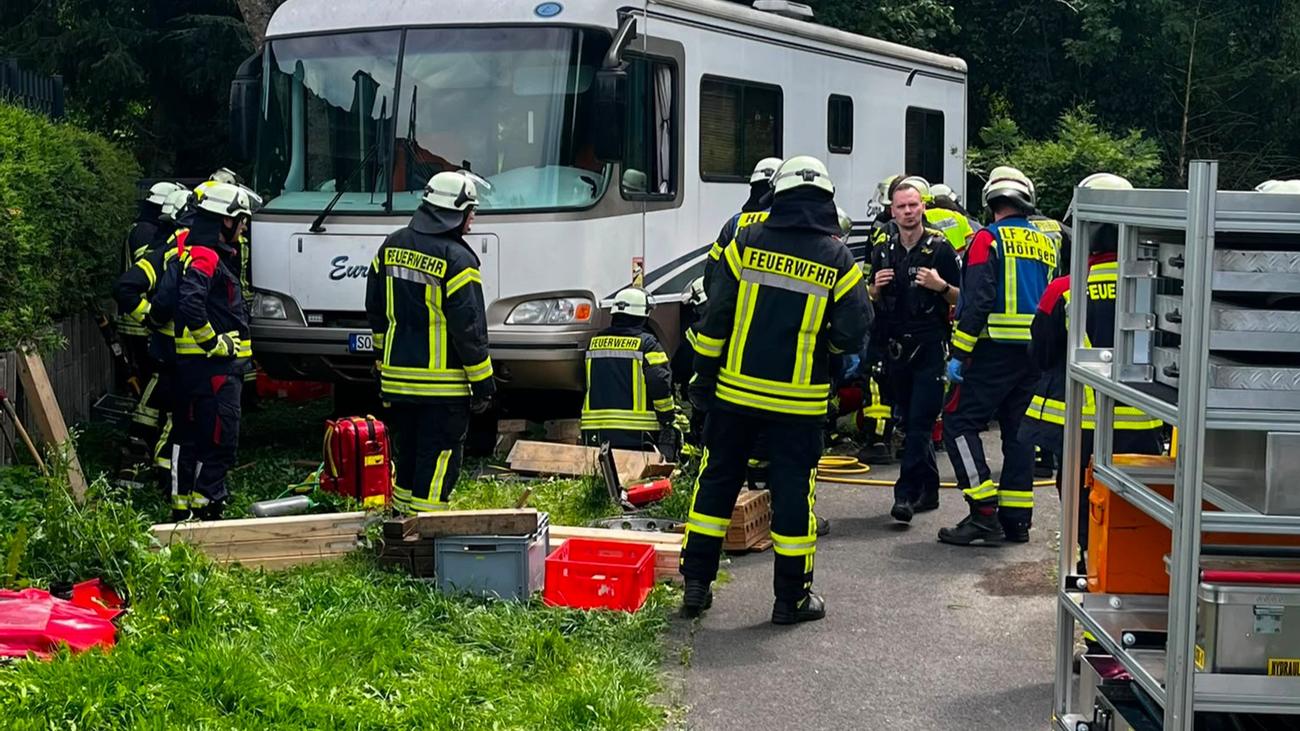 Feuerwehr-Einsatz: 59-Jähriger wird unter seinem Wohnmobil eingeklemmt