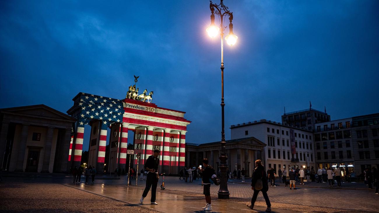 Berliner Wahrzeichen: Brandenburger Tor zum 250. US-Jahrestag in Rot-Weiß-Blau