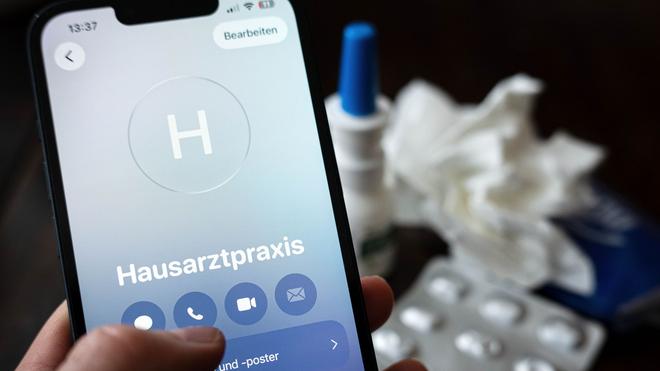  Einen Zusammenhang zwischen den hohen Krankenständen der vergangenen Jahre und der telefonischen Krankschreibung sieht Ökonom Daniel Graeber nicht. (Symbolbild)