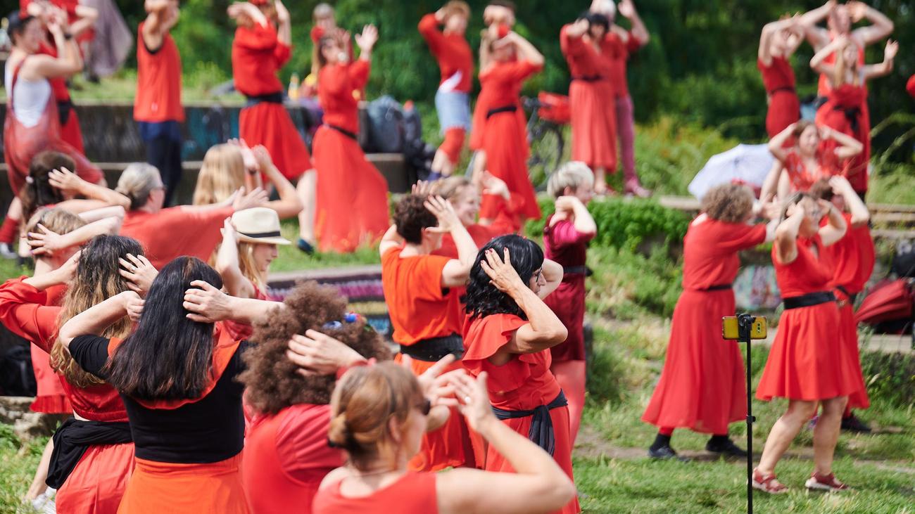 Zu Song von Kate Bush: Ganz in Rot: Tanz-Flashmob feiert Gleichberechtigung
