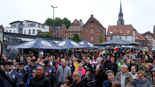 Schüsse in Jugendeinrichtung: Gedenken in Stade und Garbsen – viele Menschen nehmen Anteil