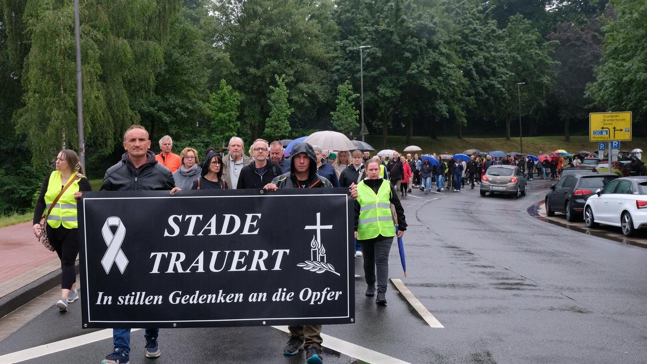 Schüsse in Jugendeinrichtung: Gedenken in Stade und Garbsen – viele Menschen nehmen Anteil