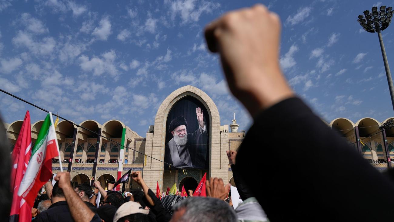 Getötetes Staatsoberhaupt: Öffentliche Trauerfeier für Chamenei in Teheran begonnen