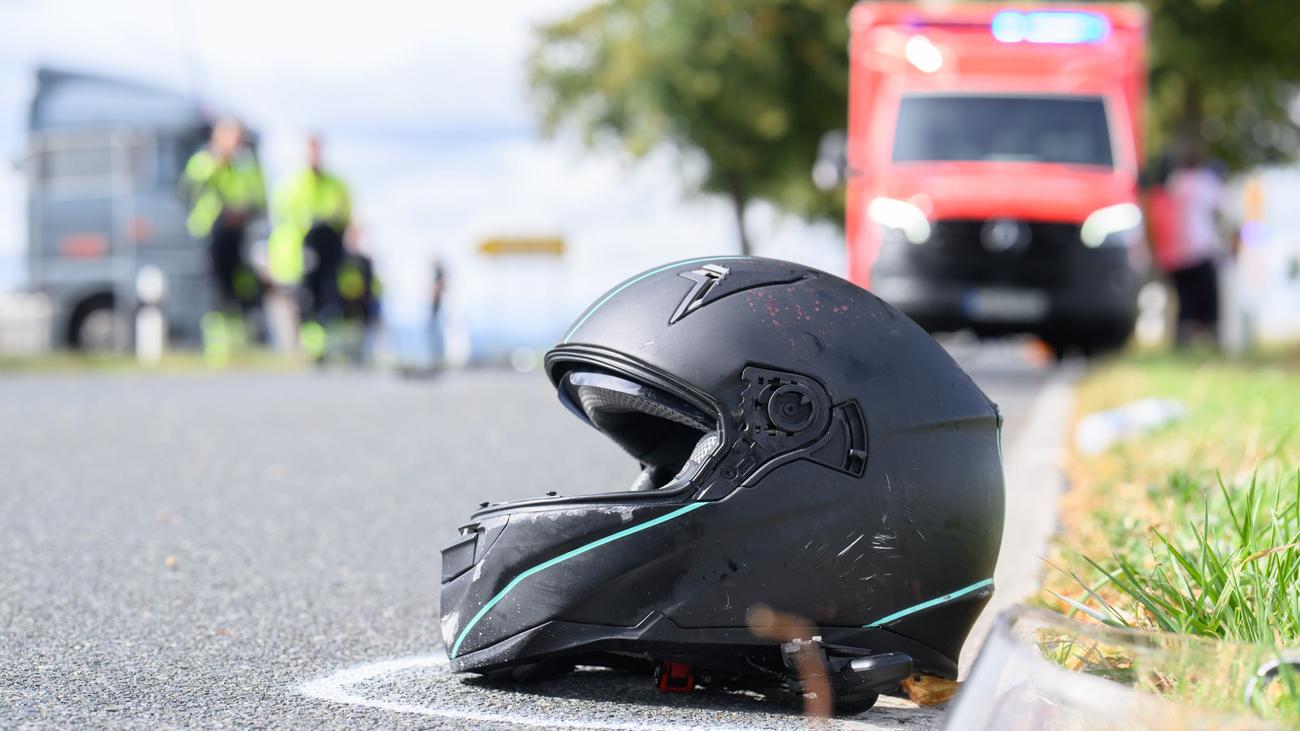 Tödlicher Unfall: Motorradfahrer gerät in Gegenverkehr und stirbt