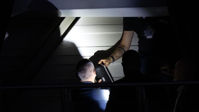 Treffen in Erfurt: Hinter einem Vorhang am Hallendach spüren Techniker eine Blutooth-Box auf.