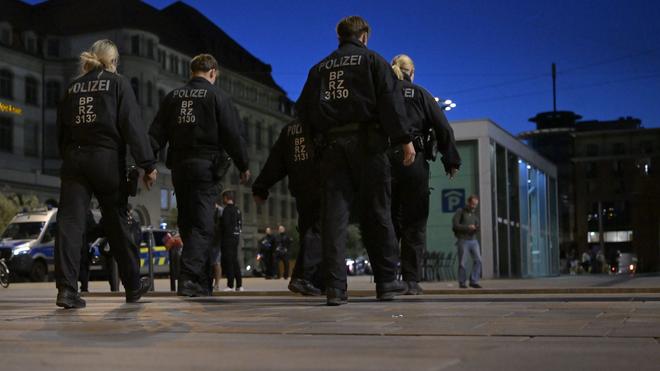 Proteste angekündigt: Auch auf dem Willy-Brandt-Platz vor dem Erfurter Hauptbahnhof waren Polizisten im Einsatz.