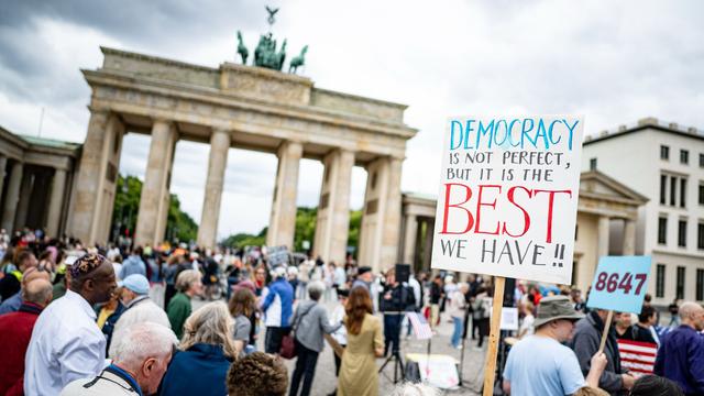 Demonstration: Protest vor der US-Botschaft gegen Trump-Politik