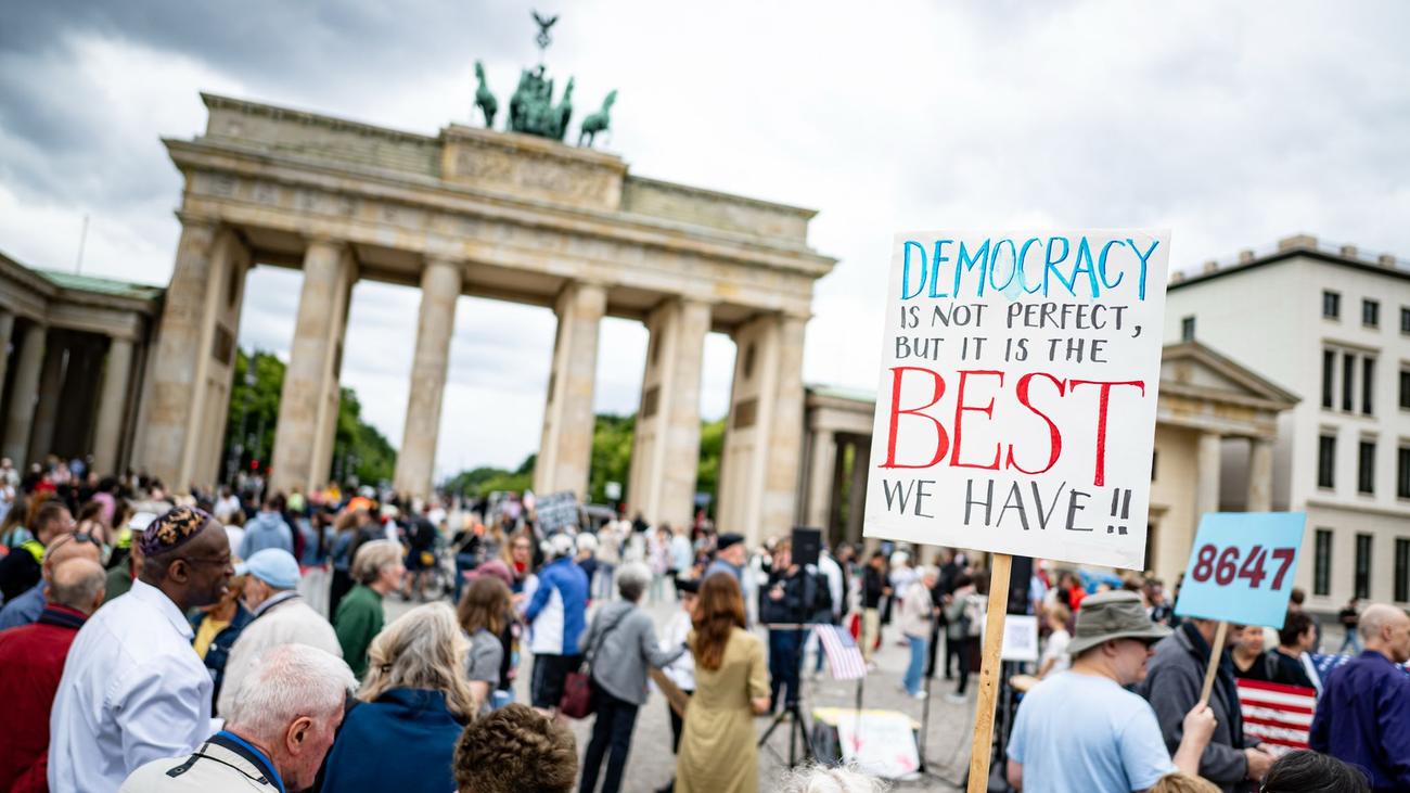 Demonstration: Protest vor der US-Botschaft gegen Trump-Politik