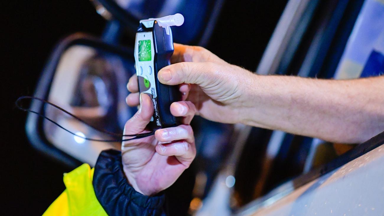 Verkehr: Sturzbetrunkener Autofahrer setzt Wagen gegen Leitplanke