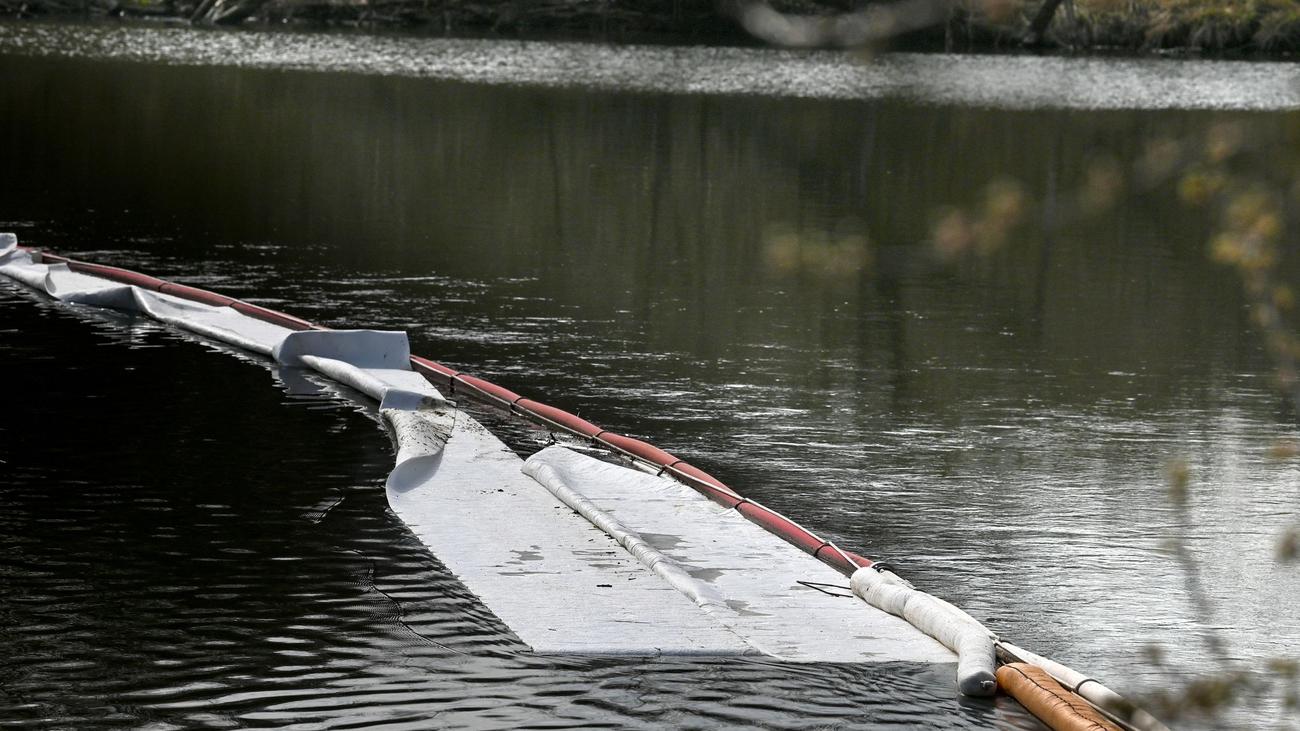 Feuerwehr-Einsatz: Warnung nach Öl-Unfall: Die Sieg bleibt für Schwimmer tabu