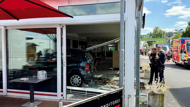 Bornheim bei Bonn: Auto kracht in Café: zwei Frauen entkommen nur knapp