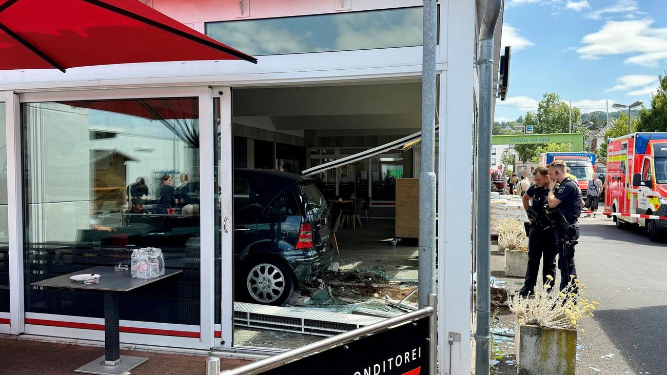 Bornheim bei Bonn: Auto kracht in Café: zwei Frauen entkommen nur knapp