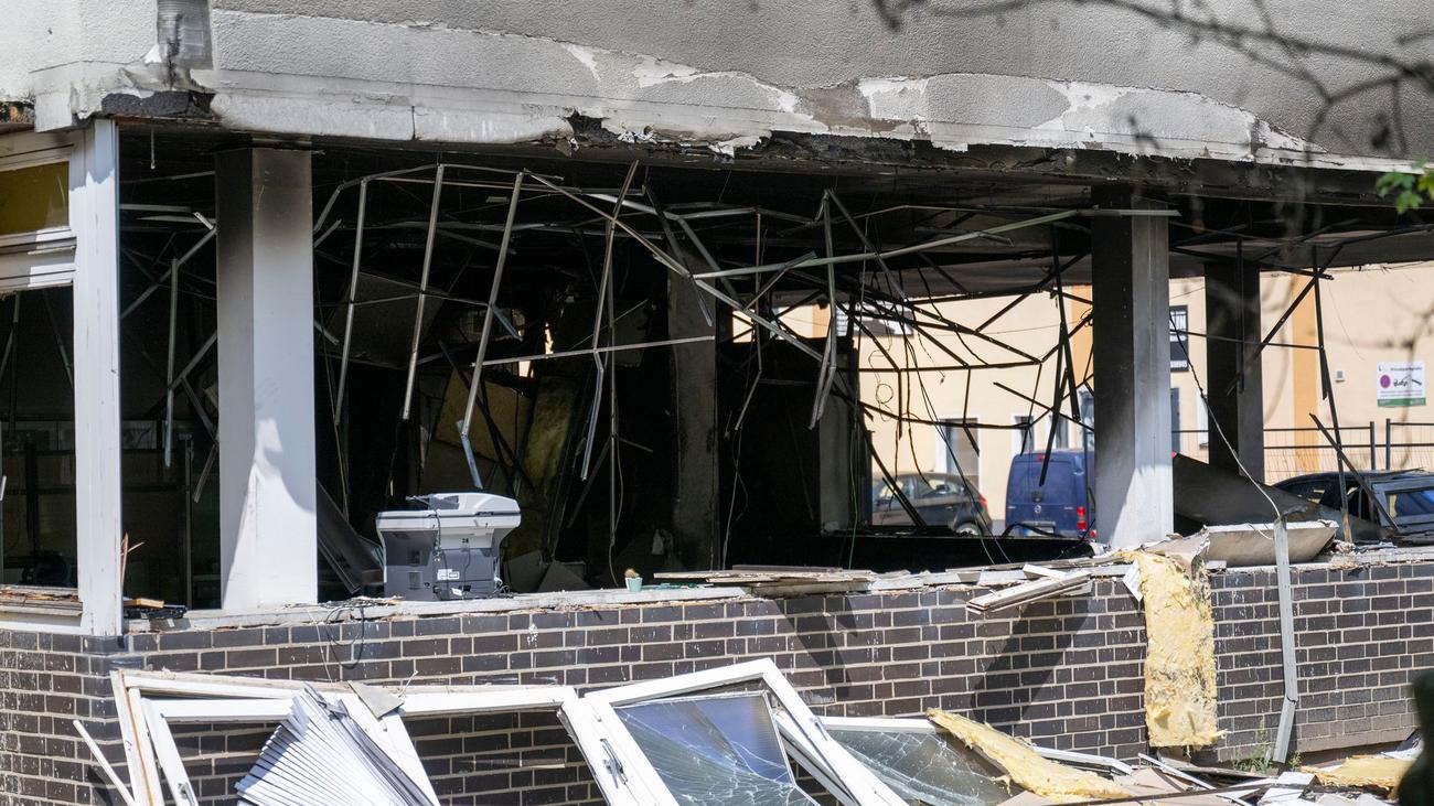 Feuerwehreinsatz: Brand in Bürogebäude in Neukölln durch Explosion ausgelöst?