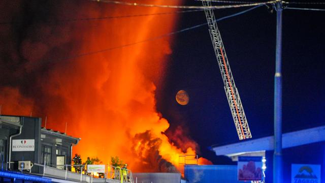 Schaden in Millionenhöhe: Feuerwehr löscht weiter Glutnester auf Stuttgarter Großmarkt