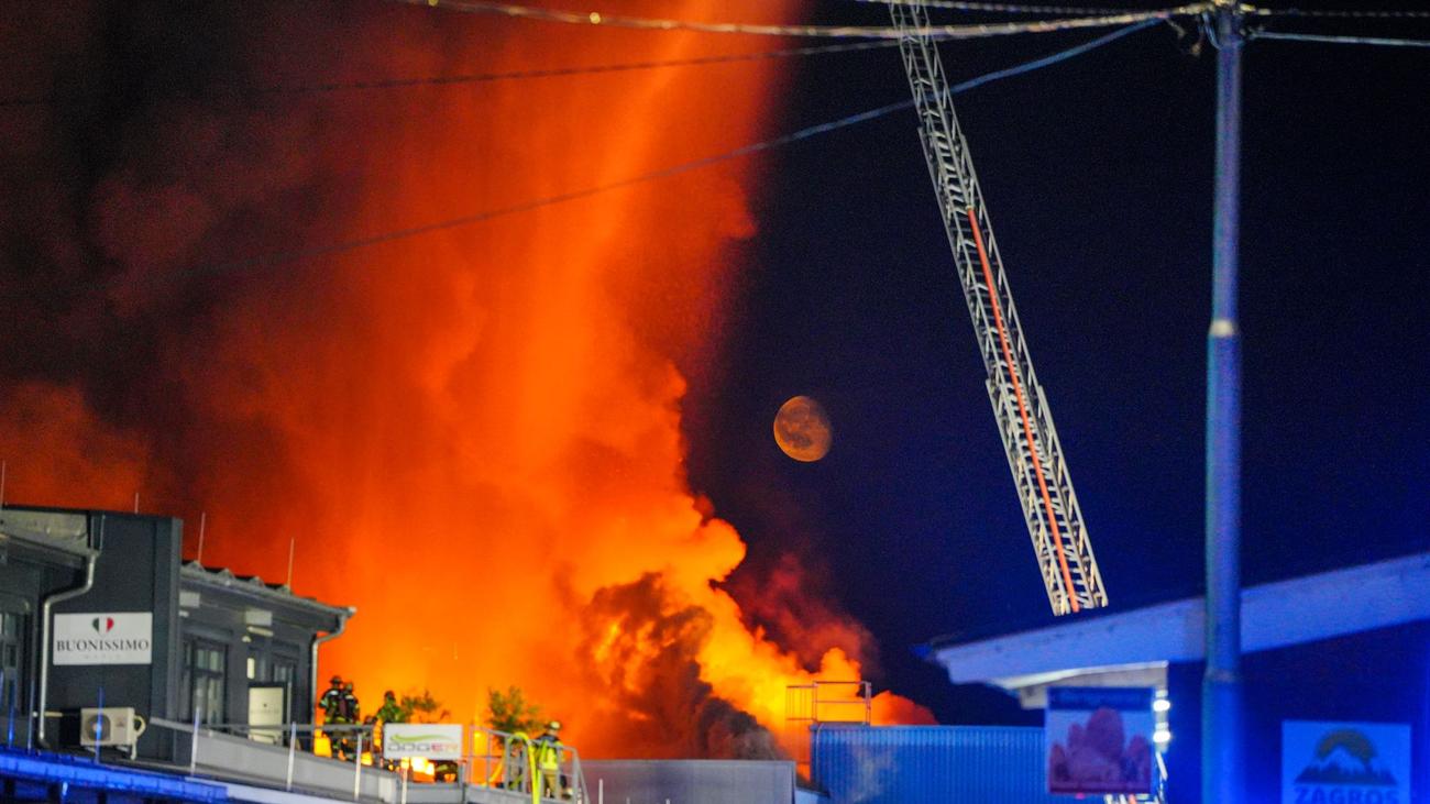 Schaden in Millionenhöhe: Feuerwehr löscht weiter Glutnester auf Stuttgarter Großmarkt