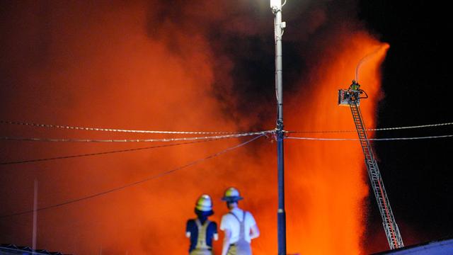 Brand mit Millionenschaden: Feuerwehreinsatz am Großmarkt könnte bis Montag dauern