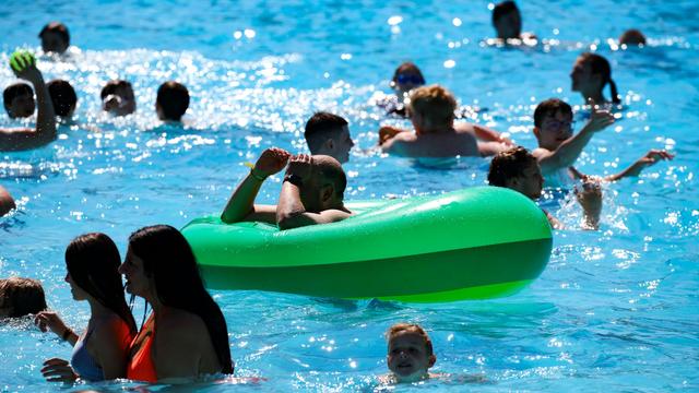 Pool Lifeguards Warn Parents: Smartphones Distract from Child Supervision