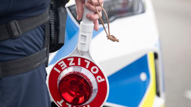 Verdacht auf Drogen am Steuer: Männer wechseln vor Polizeikontrolle auf A3 Plätze im Auto