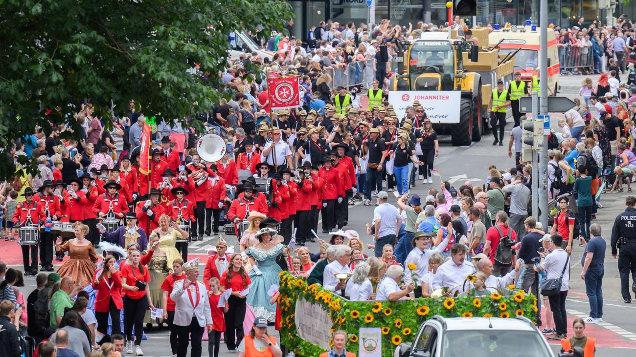 Schützenfest: Schützen ziehen vor 150.000 Zuschauern durch Hannover