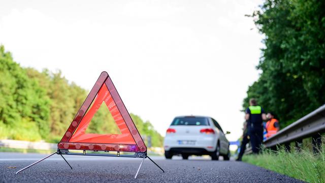 Verkehr: Unfall auf A14: Auto prallt auf Pannenwagen