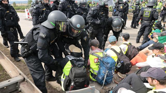 Polizeieinsatz Erfurt: Vereinzelt Pfefferspray und Zwang von Polizei eingesetzt