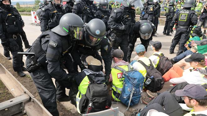  Polizei musste bei Protesten gegen AfD-Parteitag vereinzelt auch Gewalt einsetzen (Illustration)