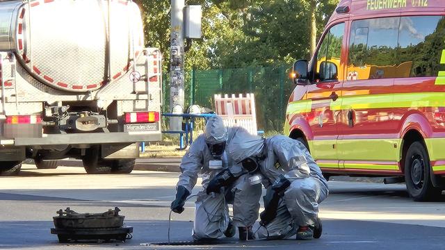 Feuerwehr im Einsatz: Ätzende Flüssigkeit läuft aus – Autobahn gesperrt