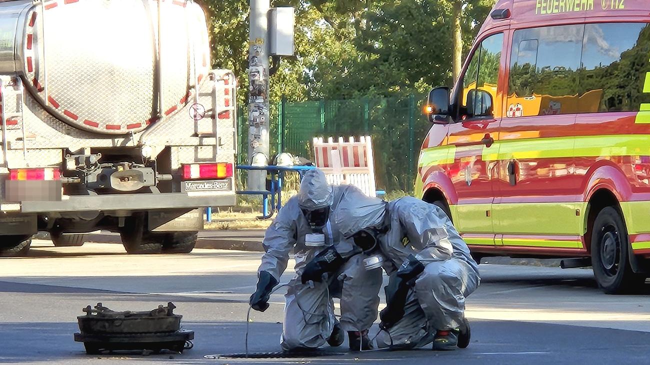 Feuerwehr im Einsatz: Ätzende Flüssigkeit läuft aus – Autobahn gesperrt