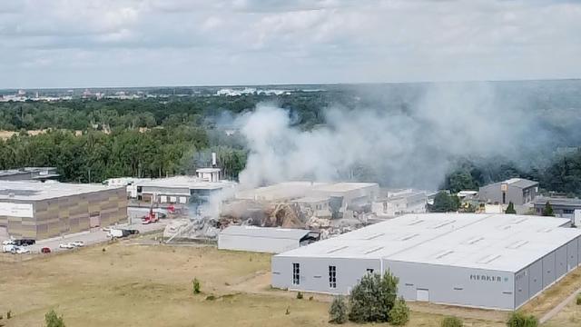 Feuerwehreinsatz: Feuer zerstört Halle mit Papphülsen – Millionenschaden