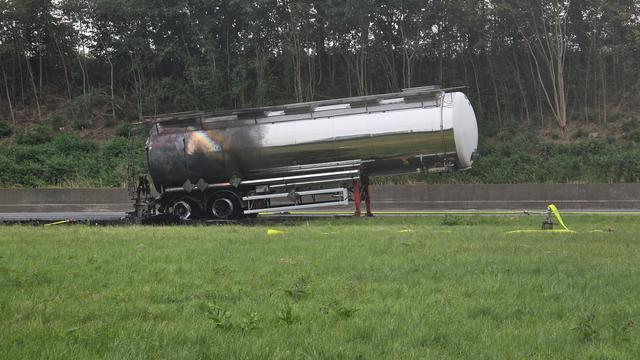 Brand auf der Autobahn: Gefahrgut-Lkw brennt - A40 stundenlang gesperrt