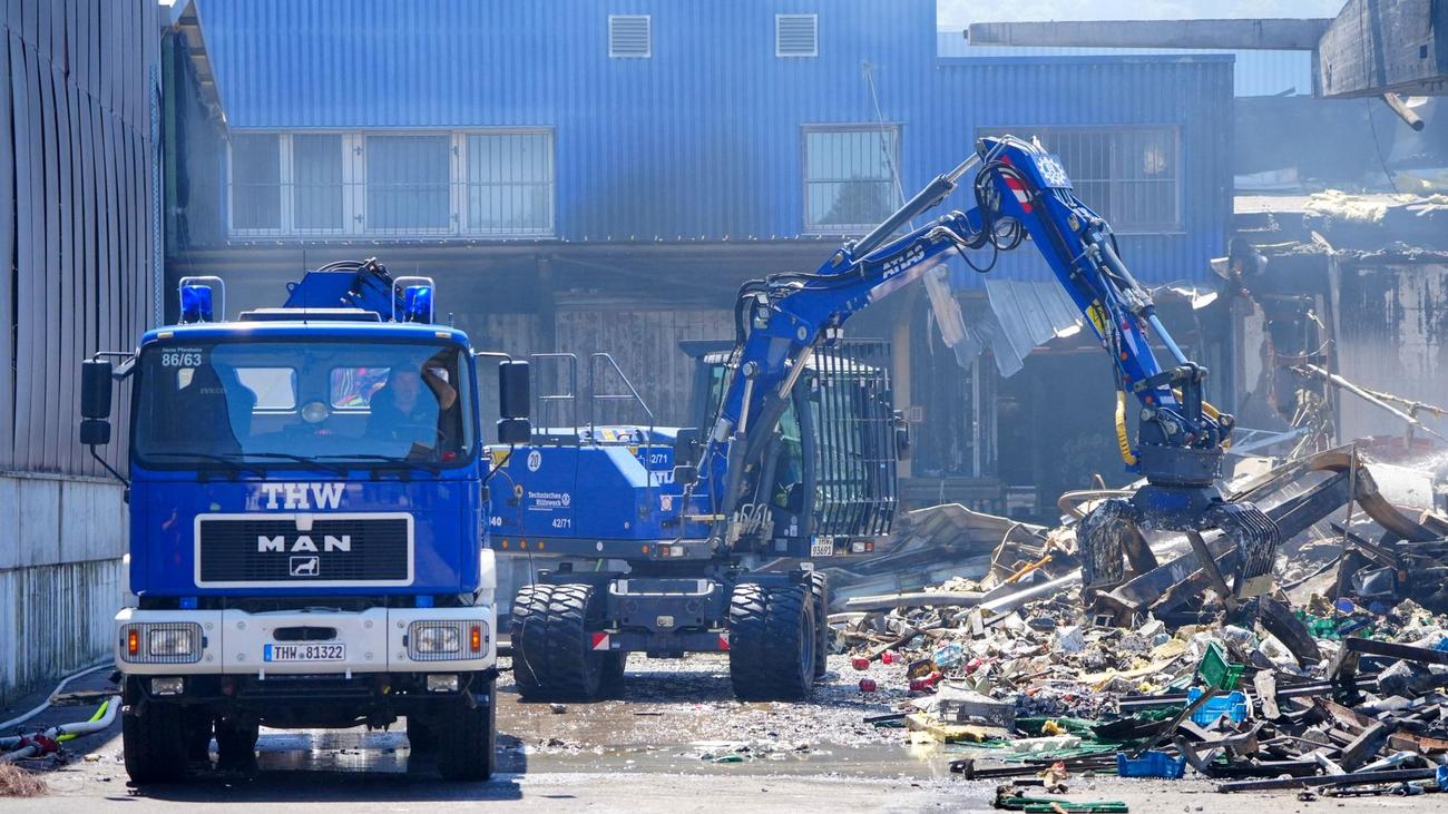 Größter Einsatz seit Jahren: Kripo will Brandruine auf Stuttgarter Großmarkt untersuchen