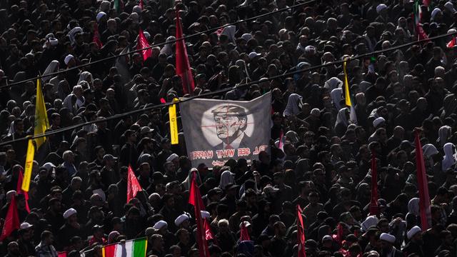 Getötetes Staatsoberhaupt: Trauerzug mit Chameneis Leichnam führt durch Teheran