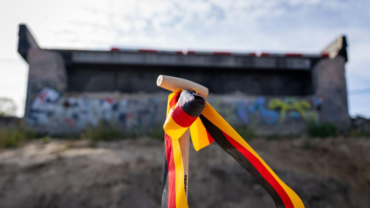 A100: Neue Brückenteile werden eingehoben - S-Bahn gesperrt
