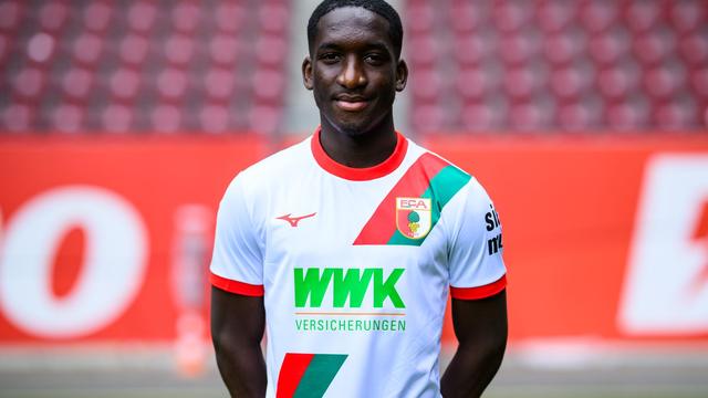 Fußball: Augsburg verleiht Offensivspieler Dong eine weitere Saison