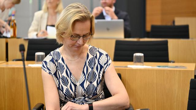 Landesfinanzen: Zu wenig Geld in der Kasse - Land sperrt einige Ausgaben