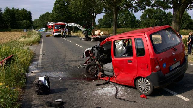 Unfall: Frontalcrash - Autofahrer schwer verletzt