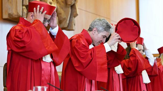 Gewahrsam und Handgranaten: Karlsruhe prüft: Darf Bayerns Polizei zu viel?
