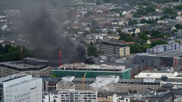 Feuer auf einem Dach: «Raus, raus, es brennt!» Leichtverletzte bei Brand