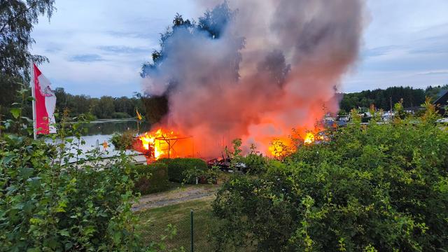 Feuerwehr im Einsatz: Mehrere Wohnwagen bei Brand auf Campingplatz zerstört