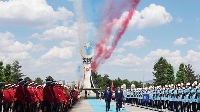 Bündnistreffen in der Türkei: Salutschüsse und Jets - Erdogan gibt Trump pompösen Empfang