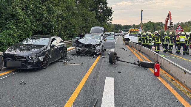 Mülheim: Vollsperrung nach Unfall auf A40 – Mensch in Lebensgefahr