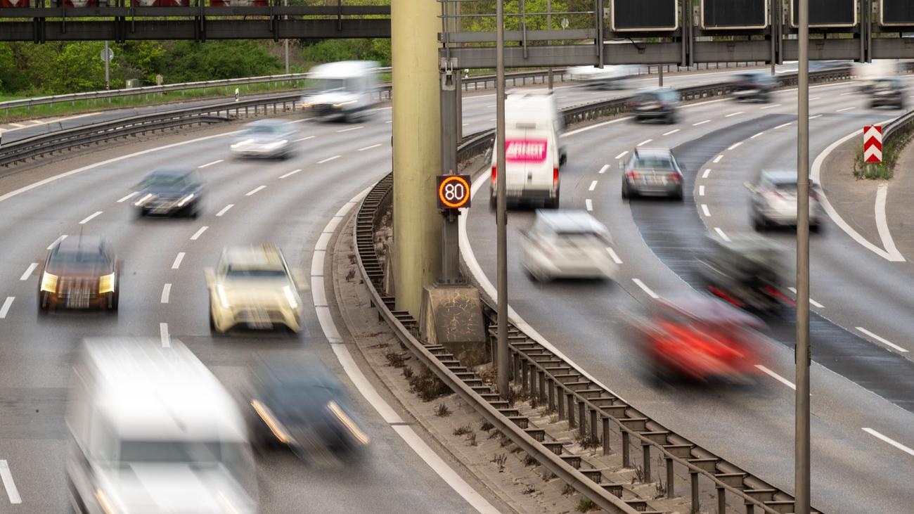 Reiseverkehr: Zum Ferienstart ist Geduld auf Autobahnen gefragt