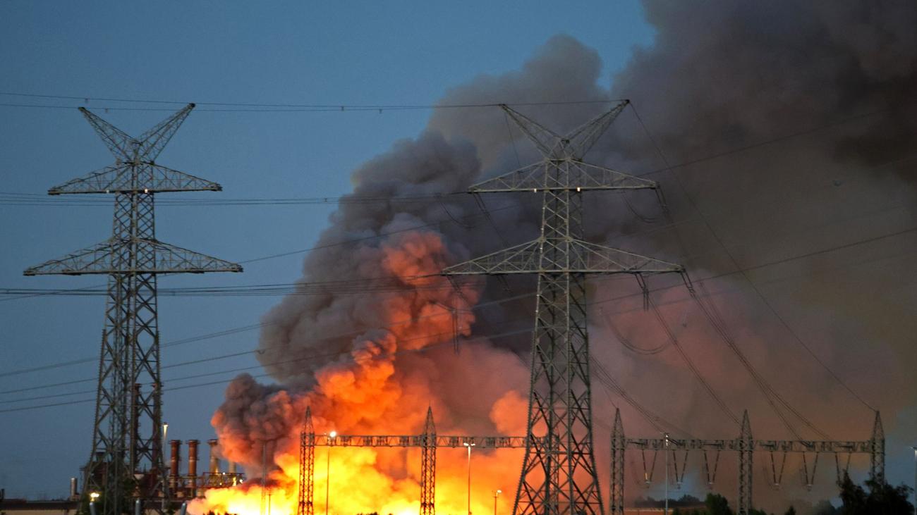 Feuer: Großer Schrottberg bei Salzgitter AG in Flammen