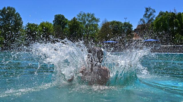 Kinder schwimmen kostenlos: Spender für freien Freibad-Eintritt: «Man schwebt im Wasser»