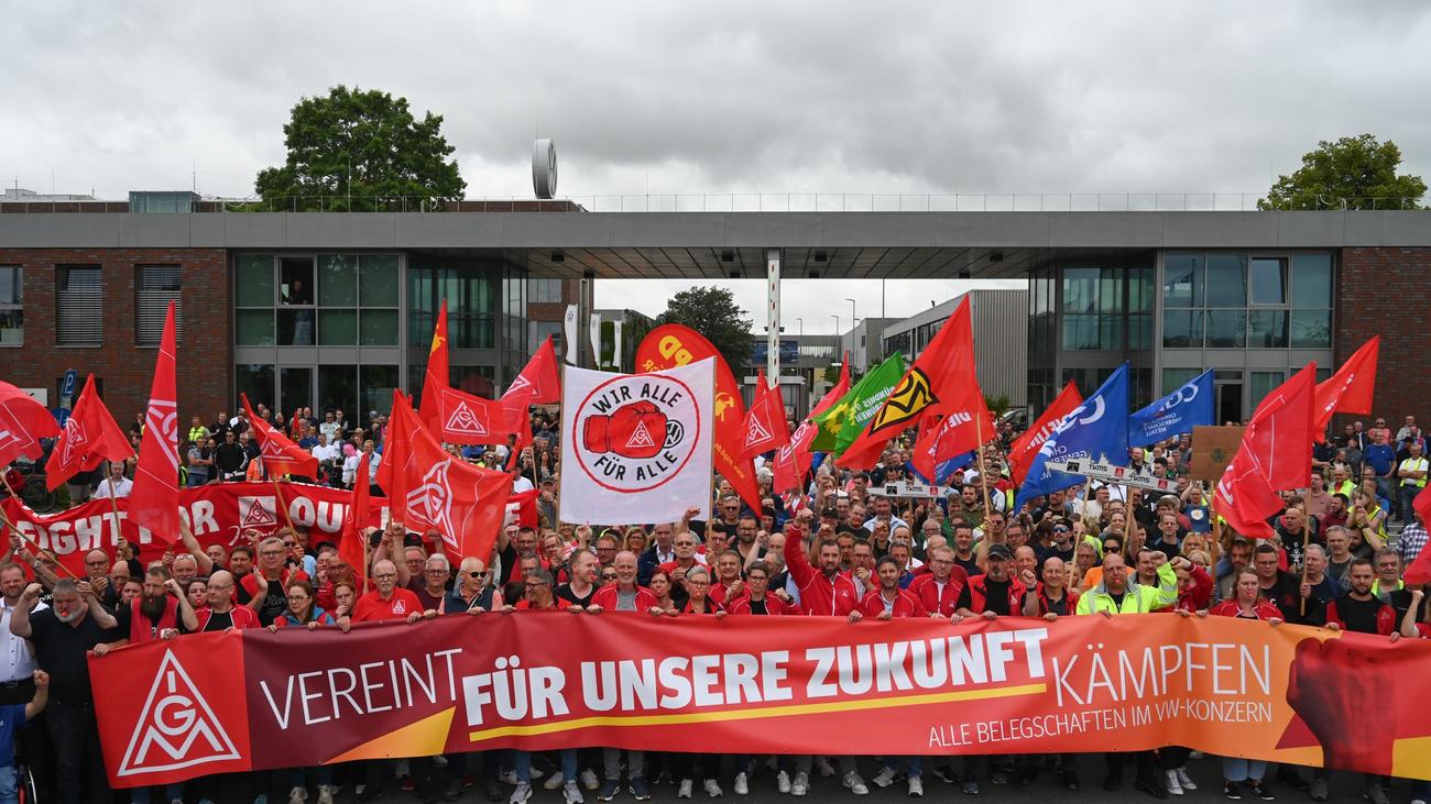 Protest in Ostfriesland: 1.500 Menschen protestieren in Emden gegen Sparpläne bei VW